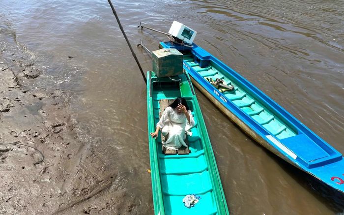 Có thời điểm cô Băng phải quá giang xuồng phụ huynh đến điểm dạy.