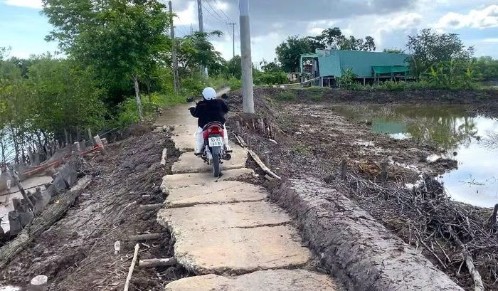 Cô Băng di chuyển trên đoạn đường chắp vá để đến điểm dạy.