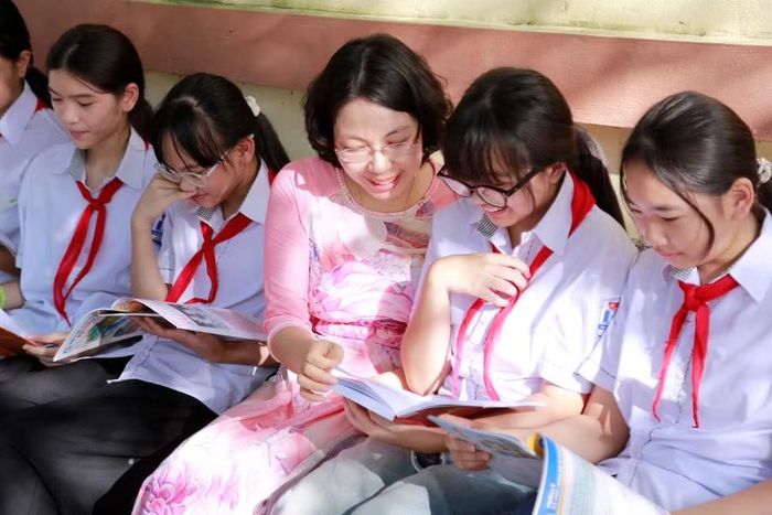 tăng cường quan tâm hỗ trợ học sinh, nâng cao hiệu quả dạy và học (Cô và trò Trường tiểu học Vũ Thư, xã Vũ Thư tỉnh Hưng Yên). Ảnh: Đinh Chiến