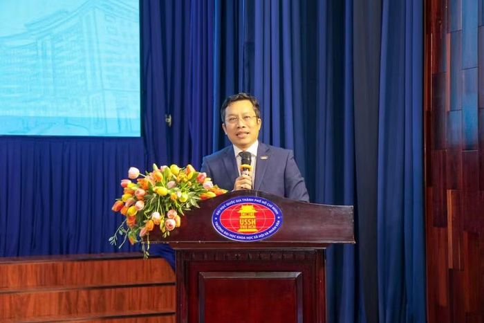 TS. Lê Hoàng Dũng cho biết nhà trường đang tích cực chuẩn bị các điều kiện để tổ chức kỳ thi HSK 3.0 vào tháng 1/2027. Ảnh: HCMUSSH.