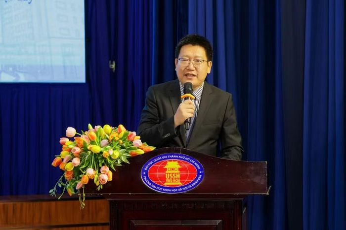 Ông Lưu Cửu Sướng, đại diện Nhà xuất bản Đại học Ngôn ngữ Bắc Kinh (đơn vị phối hợp tổ chức) phát biểu tại chương trình. Ảnh: HCMUSSH.