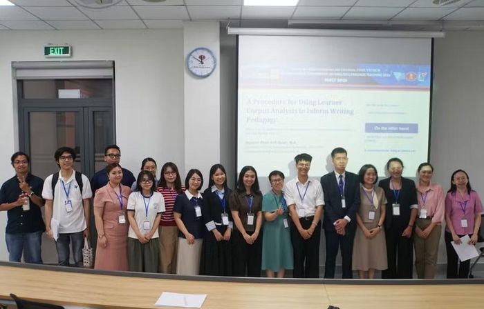 Các chuyên gia, giảng viên, sinh viên tại một phiên tham luận chuyên đề. Ảnh: L.Nam.