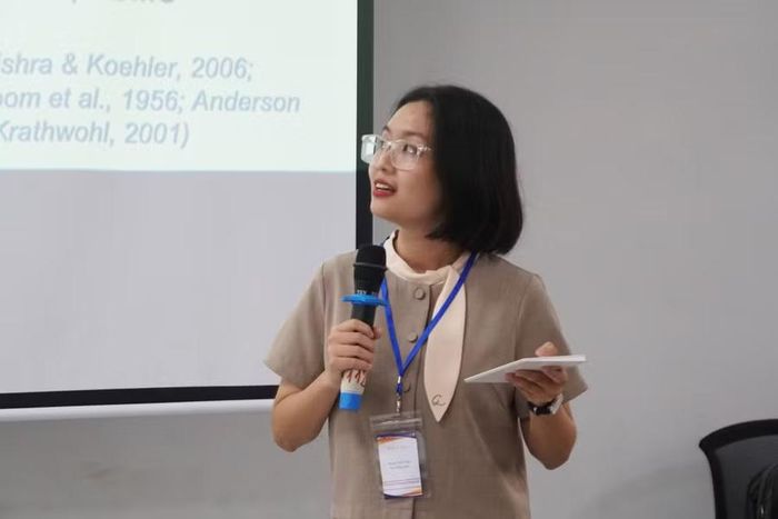 ThS. Trần Nguyễn Quỳnh Như trình bày tham luận với chủ đề "Prompt Engineering for EFL Teachers: Using AI to Create Quizzes and Flashcards" (tạm dịch: Kỹ thuật viết câu lệnh cho AI dành cho giáo viên tiếng Anh: Ứng dụng AI tạo câu hỏi trắc nghiệm và thẻ ghi nhớ). Ảnh: L.Nam.