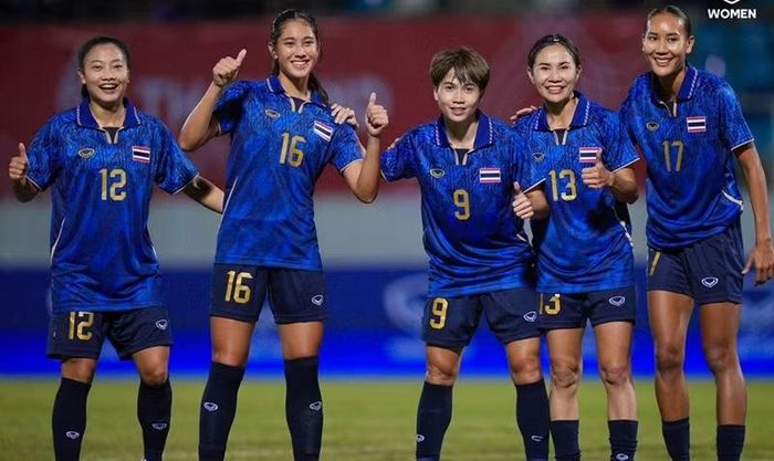 Ở nhóm phía sau, đội tuyển nữ Thái Lan có biến động không thuận lợi khi giảm một bậc, xuống vị trí 50 với 1.483,1 điểm. Đội bóng xứ Chùa vàng bị trừ 1,92 điểm trong kỳ cập nhật lần này.