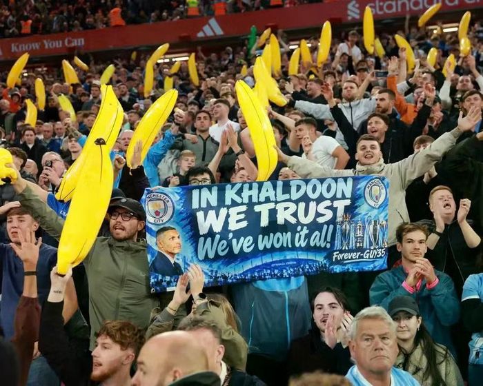 CĐV Man City mang những quả chuối bơm hơi đến sân Anfield trong trận thắng Liverpool 3-0 tại vòng 6 Ngoại hạng Anh, ngày 11/10. Ảnh: Getty
