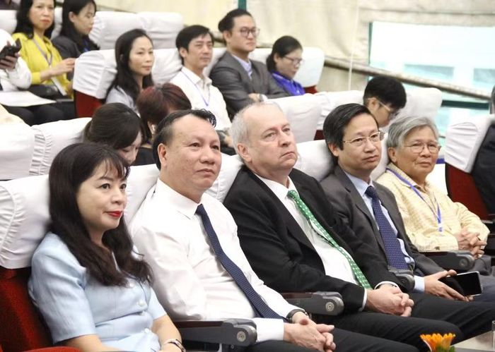 Các đại biểu, nhà khoa học tham dự hội thảo.