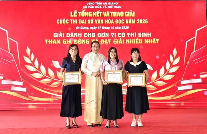 Ban tổ chức trao khen thưởng các tập thể đạt giải.