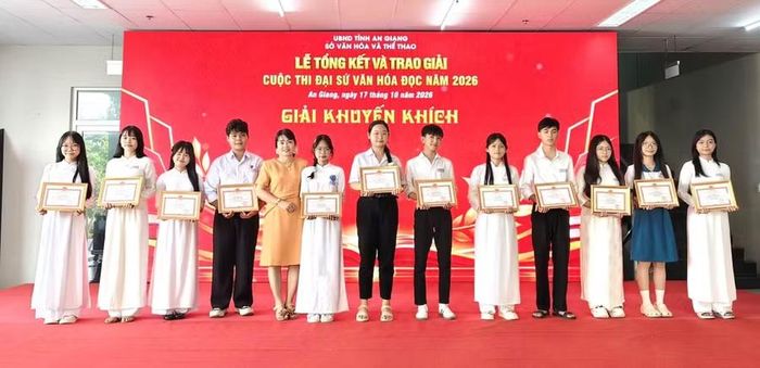 Ban tổ chức trao khen thưởng Nhất, Nhì, Ba và Khuyến khích cho các thí sinh đạt giải.