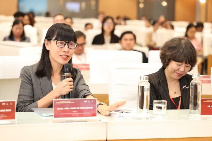 PGS.TS. Phạm Thị Hồng Nhung, Hiệu trưởng Trường Đại học Ngoại ngữ (Đại học Huế) trao đổi tại diễn đàn.