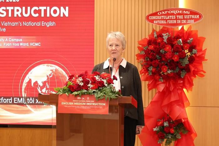 Bà Julie Dearden, Giám đốc Oxford EMI chia sẻ kinh nghiệm quốc tế và yêu cầu bảo đảm chất lượng khi mở rộng mô hình EMI.