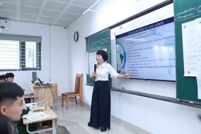 Môn Địa lí được dạy bằng tiếng Anh tại Trường THPT Hoàng Văn Thụ, Hà Nội. Ảnh: Đình Tuệ.