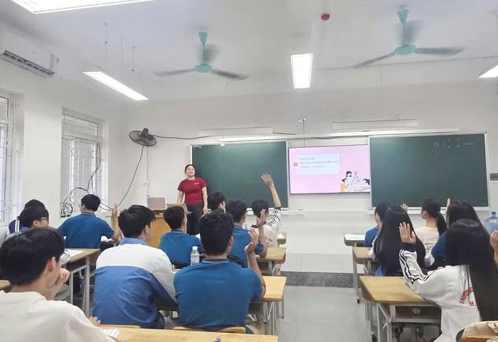 Học sinh Trường THPT Sóc Sơn học môn Hoạt động trải nghiệm bằng tiếng Anh. Ảnh: Đình Tuệ.