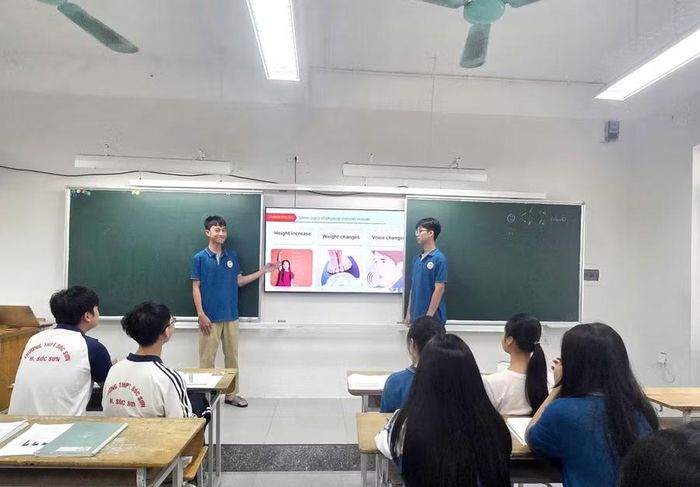 Dạy các môn văn hóa bằng tiếng Anh góp phần giúp học sinh thêm cơ hội thực hành giao tiếp bằng tiếng Anh. Ảnh: Đình Tuệ.