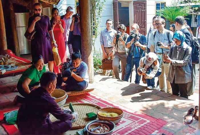 Đoàn đại diện các Đại sứ quán, tùy viên báo chí, phóng viên các hãng thông tấn báo chí nước ngoài thường trú tại Việt Nam thăm và làm việc tại Phú Thọ. (Ảnh: Bảo Chi)