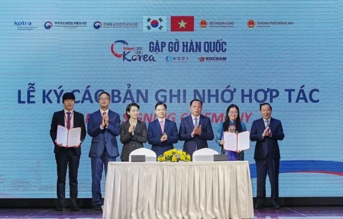 Thứ trưởng Bộ Ngoại giao Ngô Lê Văn, Lãnh đạo TP. Đồng Nai và Đại sứ Hàn Quốc tại Việt Nam Lee Miyon chứng kiến ký Bản ghi nhớ hợp tác lĩnh vực văn hóa giữa TP. Đồng Nai với đối tác Hàn Quốc. (Ảnh: Văn Dũng)
