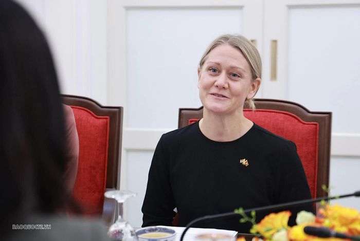 Quốc vụ khanh Astrid Bergmål phát biểu tại buổi làm việc. (Ảnh: Thành Long)