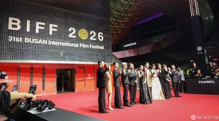 Một số hình ảnh của các ngôi sao, nhà làm phim tại LHP quốc tế Busan 20226. (Nguồn: Newspim)