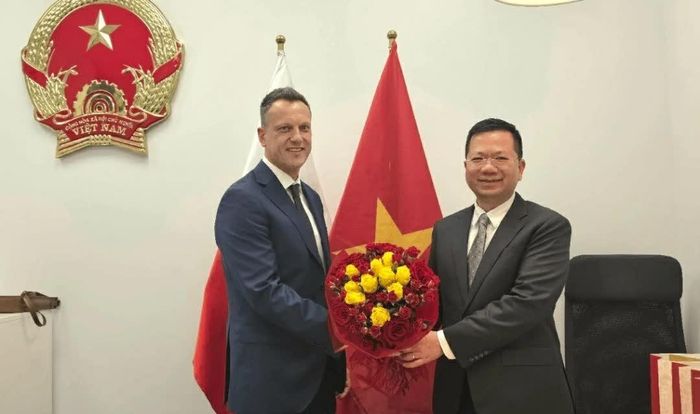 Đại sứ Hà Hoàng Hải chúc mừng ông Filip Marcinkiewicz, Lãnh sự danh dự Việt Nam tại Krakow. (Nguồn: Đại sứ quán Việt Nam tại Ba Lan)
