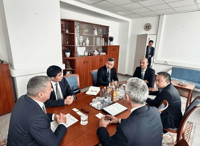 Toàn cảnh buổi làm việc giữa Đại sứ Việt Nam tại Hungary Bùi Lê Thái và Hiệu trưởng Đại học Nông nghiệp và Khoa học Sự sống Hungary Csaba Gyuricza. (Nguồn: ĐSQ Việt Nam tại Hungary)
