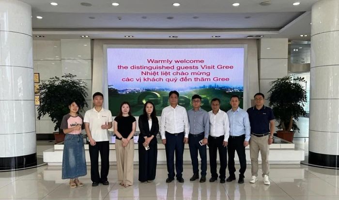 Tổng Lãnh sự Nguyễn Việt Dũng tham quan Công ty Điện máy Gree tại thành phố Chu Hải. (Nguồn: Lãnh sự quán Việt Nam tại Quảng Châu)