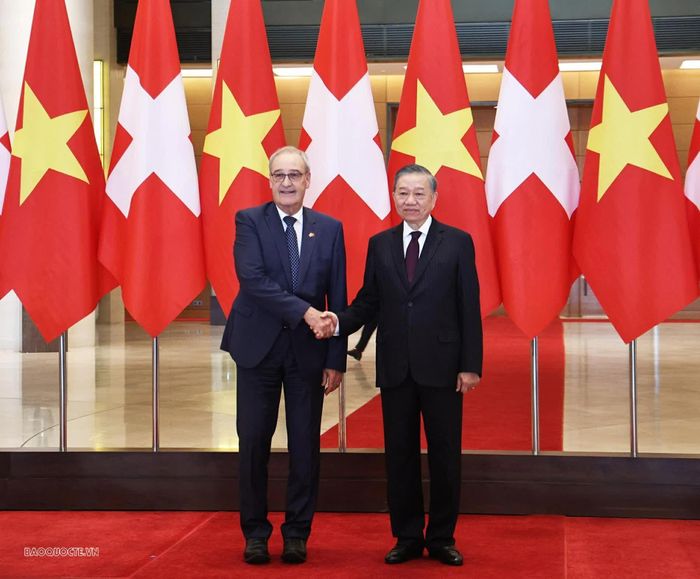 Tổng Bí thư, Chủ tịch nước Tô Lâm và Tổng thống Thụy Sĩ Guy Parmelin chụp ảnh chung trước khi tiến vào hội đàm. (Ảnh: Thành Long)