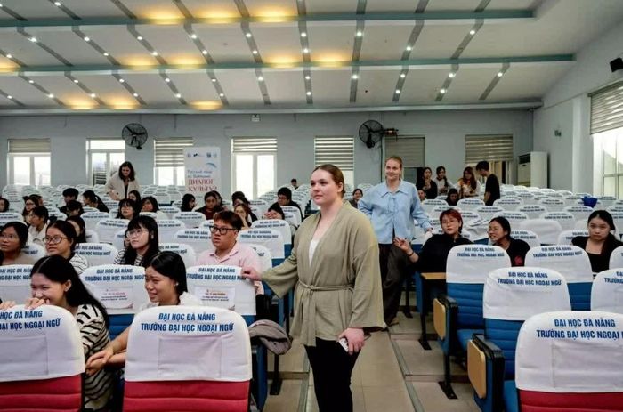Sinh viên Nga của Trường MSLU thực tập tại trường Đại học Ngoại ngữ thuộc Đại học Đà Nẵng hỗ trợ chương trình của đoàn công tác ngày 12/10/2026. (Ảnh: Hoàng Hoa)