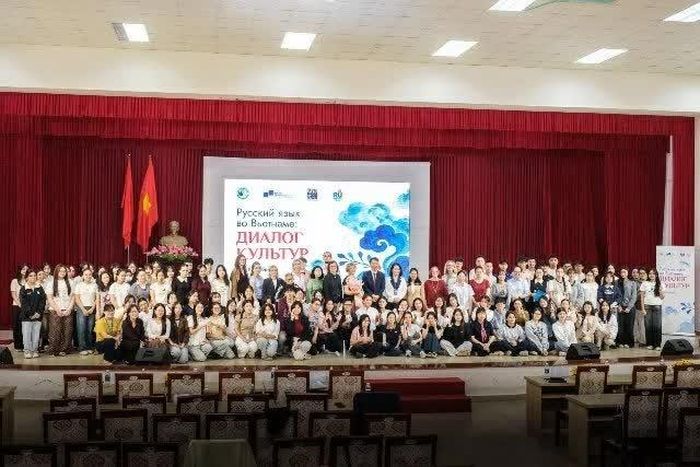 Các giảng viên của Đại học Tổng hợp Ngôn ngữ Quốc gia Mátxcơva và sinh viên Trường Đại học Ngoại ngữ, Đại học Huế ngày 13/10/2026. (Ảnh: Hoàng Hoa)