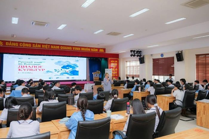 Giảng viên MSLU và các học sinh Trường Trung học Phổ thông (THPT) chuyên Trần Phú, Hải Phòng, ngày 9/10/2026. (Ảnh: Hoàng Hoa)