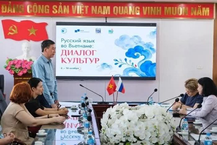 Buổi gặp gỡ giữa đoàn công tác MSLU và Ban Giám hiệu Trường THPT Chuyên Thái Nguyên ngày 8/10/2026. Đại diện phía Nga có GS.TS. Innara Guseynova, Phó Hiệu trưởng phụ trách chính sách thanh niên và công tác giáo dục; phía Việt Nam có Hiệu trưởng Trần Văn Hưng cùng các thầy cô của nhà trường. (Ảnh: Trường Trung học Phổ thông chuyên Thái Nguyên)
