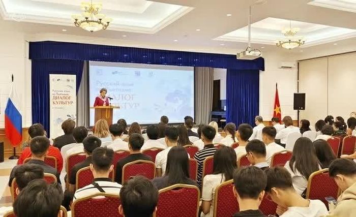 Giáo sư, Tiến sĩ Khoa học Ngữ văn, Giám đốc Dự án, Phó Hiệu trưởng phụ trách chính sách thanh niên và công tác giáo dục của MSLU Innara Guseinova phát biểu tại lễ khai mạc. (Ảnh: Quang Sơn)