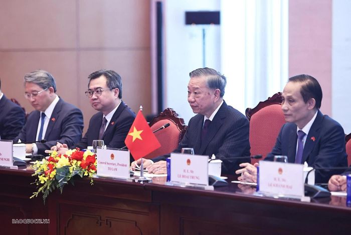 Tổng Bí thư, Chủ tịch nước Tô Lâm cùng đoàn đại biểu cấp ca Việt Nam. (Ảnh: Thành Long)