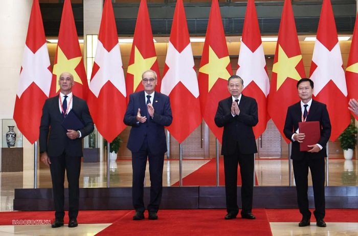 Tổng Bí thư, Chủ tịch nước Tô Lâm và Tổng thống Thụy Sĩ Guy Parmelin chứng kiến lễ trao các văn kiện hợp tác giữa hai nước. (Ảnh: Thành Long)