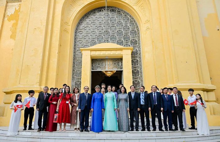 Diễn ra trong năm kỷ niệm 55 năm thiết lập quan hệ ngoại giao Việt Nam – Thụy Sỹ, chuyến thăm Trường Đại học Dược Hà Nội của hai Phu nhân là hoạt động giao lưu văn hóa có ý nghĩa, góp phần làm sâu sắc thêm quan hệ hữu nghị và sự hiểu biết lẫn nhau giữa hai nước. Đồng thời, hoạt động cũng là dịp giới thiệu với bạn bè quốc tế những giá trị đặc sắc của y học cổ truyền, tiềm năng dược liệu và thành tựu bảo tồn, phát huy các giá trị lịch sử, văn hóa của Việt Nam, qua đó góp phần tăng cường nền tảng giao lưu nhân dân và quan hệ hợp tác tốt đẹp giữa Việt Nam và Thụy Sỹ.