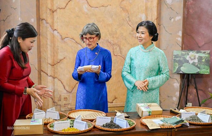 Phu nhân Caroline Parmelin bày tỏ sự quan tâm đối với nguồn dược liệu Việt Nam, đặc biệt là sâm Ngọc Linh, đồng thời chia sẻ những nét tương đồng giữa hai nước trong việc sử dụng thảo dược để chăm sóc sức khỏe và phát triển sinh kế bền vững cho cộng đồng vùng núi.