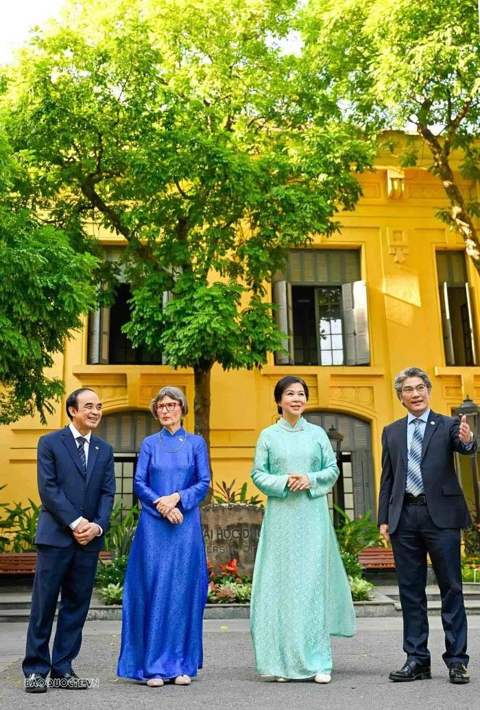 Phu nhân Ngô Phương Ly cảm ơn những tình cảm tốt đẹp của Phu nhân Caroline Parmelin đối với Việt Nam, bày tỏ mong muốn tiếp tục có dịp đón Phu nhân trở lại thăm Việt Nam, khám phá thêm vẻ đẹp thiên nhiên, văn hóa và con người tại các vùng miền trên cả nước.
