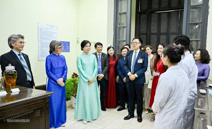 Trường Đại học Dược Hà Nội là địa điểm mang ý nghĩa đặc biệt trong quan hệ giữa hai nước, gắn liền với tên tuổi bác sĩ Alexandre Yersin, nhà khoa học người Pháp gốc Thụy Sỹ, sinh năm 1863 tại bang Vaud, quê hương của Tổng thống Guy Parmelin. Ông là Hiệu trưởng đầu tiên của Trường Y khoa Đông Dương, tiền thân của Trường Đại học Dược Hà Nội và Trường Đại học Y Hà Nội ngày nay, đồng thời là nhà khoa học có nhiều đóng góp quan trọng đối với nền y học Việt Nam.