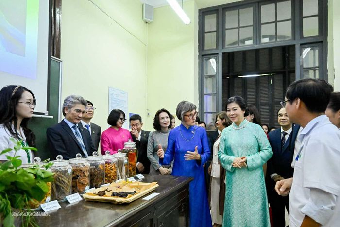 Phu nhân Caroline Parmelin bày tỏ sự quan tâm đến quá trình công tác, nghiên cứu khoa học của bác sĩ Yersin tại Việt Nam, cũng như những giá trị lịch sử và kiến trúc được Nhà trường gìn giữ qua nhiều thế hệ. Trong khuôn khổ chuyến thăm, hai Phu nhân đã tham dự hoạt động giới thiệu về y học cổ truyền Việt Nam, tìm hiểu các loại cây thuốc, dược liệu và những phương pháp chăm sóc sức khỏe truyền thống.