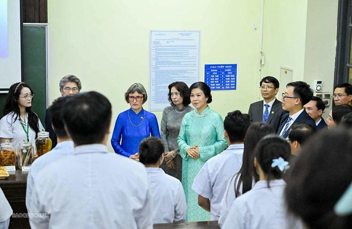 Phu nhân Ngô Phương Ly chia sẻ về truyền thống sử dụng cây thuốc trong chăm sóc sức khỏe của người Việt Nam, đồng thời giới thiệu sự phong phú, đa dạng của nguồn dược liệu bản địa, trong đó có sâm Ngọc Linh, một loại dược liệu quý của Việt Nam. Phu nhân nhấn mạnh giá trị của việc bảo tồn, nghiên cứu và phát triển nguồn dược liệu không chỉ đối với công tác chăm sóc sức khỏe cộng đồng mà còn góp phần tạo sinh kế, nâng cao đời sống cho người dân, đặc biệt tại các vùng miền núi.