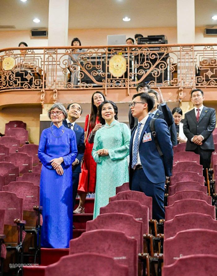 Tại đây, hai Phu nhân đã nghe giới thiệu về lịch sử hơn 120 năm hình thành và phát triển của Nhà trường; tham quan các không gian kiến trúc lịch sử, phòng làm việc và phòng hội đồng của các hiệu trưởng đầu tiên; tìm hiểu về cuộc đời, sự nghiệp và những đóng góp của bác sĩ Alexandre Yersin đối với Việt Nam và nền y học thế giới.