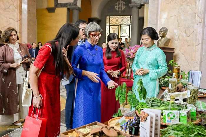 Tại khu trưng bày của Viện Dược liệu, hai Phu nhân đã tìm hiểu quá trình nghiên cứu, bảo tồn và phát triển cây thuốc Việt Nam, từ nguồn giống, nuôi trồng đến chế biến thành các sản phẩm phục vụ chăm sóc sức khỏe. Các nội dung giới thiệu góp phần làm nổi bật truyền thống y học dân tộc, gắn với tư tưởng “Nam dược trị Nam nhân” của Đại danh y Tuệ Tĩnh, cùng những tri thức bản địa được lưu truyền qua nhiều thế hệ.