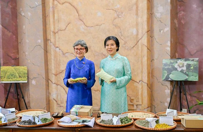 Trân trọng cảm ơn sự đón tiếp nồng hậu và chu đáo của Phu nhân Ngô Phương Ly, Phu nhân Caroline Parmelin bày tỏ ấn tượng tốt đẹp về chuyến thăm Trường Đại học Dược Hà Nội, đánh giá cao những giá trị lịch sử, văn hóa và truyền thống y học của Việt Nam. Phu nhân cũng chia sẻ về những điểm tương đồng giữa Việt Nam và Thụy Sỹ trong việc coi trọng các phương pháp chăm sóc sức khỏe từ thiên nhiên và phát huy giá trị kinh tế của cây dược liệu.