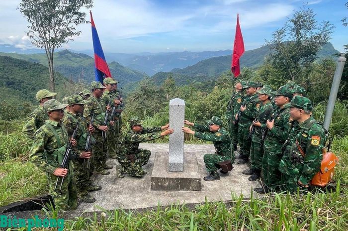 Đồn Biên phòng Mường Ải, Bộ đội Biên phòng tỉnh Nghệ An phối hợp với Đại đội Biên phòng 222, Bộ Chỉ huy Quân sự tỉnh Xiêng Khoảng (Lào) tổ chức tuần tra song phương. Ảnh: Hải Thượng