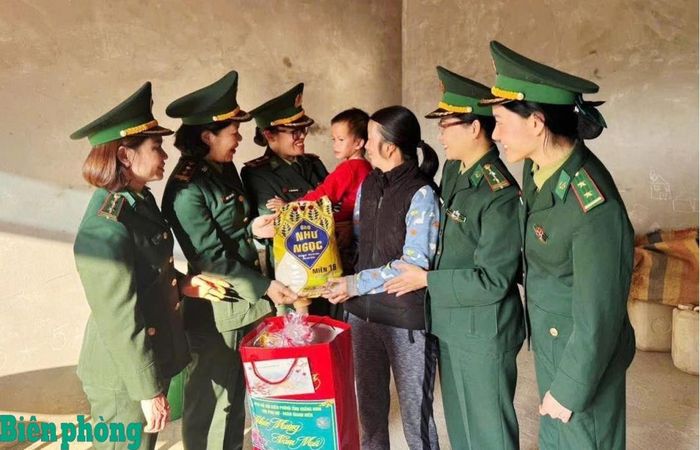 Cán bộ, hội viên phụ nữ Bộ đội Biên phòng thành phố Quảng Ninh thăm, tặng quà trẻ em có hoàn cảnh khó khăn trên địa bàn. Ảnh: Lương Bình