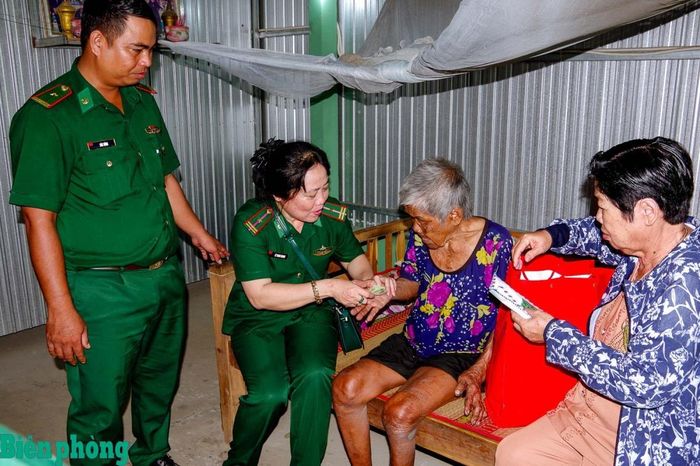 Hội Phụ nữ Bộ đội Biên phòng thành phố Cần Thơ thăm, tặng quà người cao tuổi sống neo đơn trên địa bàn thành phố Cần Thơ. Ảnh: Văn Long
