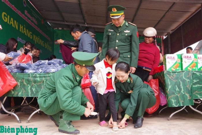 Hội viên Hội Phụ nữ Bộ đội Biên phòng tỉnh Điện Biên tổ chức “Gian hàng 0 đồng”, trao tặng các phần quà cho trẻ em tại khu vực biên giới. Ảnh: Ngọc Hà