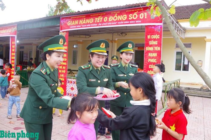 Hội Phụ nữ Bộ đội Biên phòng tỉnh Nghệ An tổ chức các hoạt động chăm lo Tết cho người dân có hoàn cảnh khó khăn tại xã Sơn Lâm, tỉnh Nghệ An. Ảnh: Hải Thượng