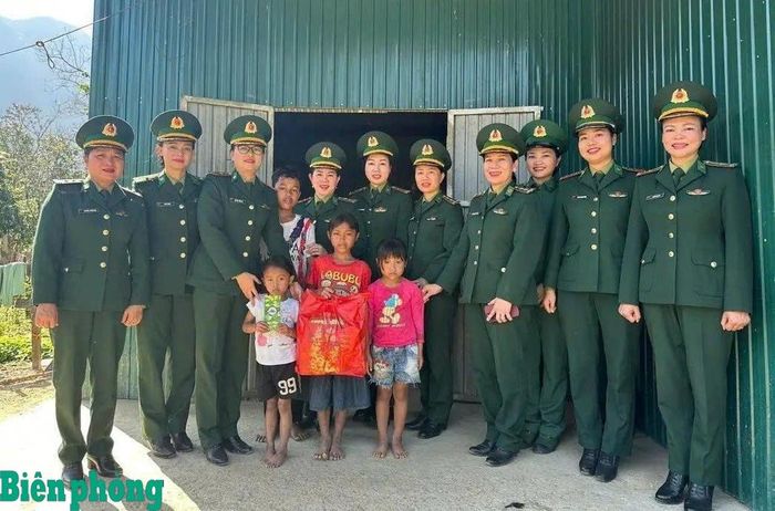 Hội Phụ nữ Bộ đội Biên phòng tỉnh Quảng Trị tặng quà trẻ em có hoàn cảnh khó khăn tại địa bàn biên giới. Ảnh: Thuý An