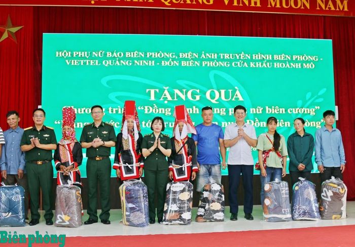 Ban Tổ chức chương trình tặng quà các hộ dân có hoàn cảnh khó khăn trên địa bàn Đồn Biên phòng cửa khẩu Hoành Mô. Ảnh: Bích Nguyên