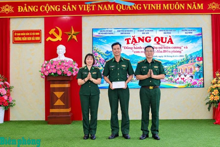 Trung tá Phạm Đức Việt, Phó Giám đốc, Chủ tịch công đoàn Viettel Quảng Ninh và Trung tá Lê Thị Thu Hà, Chủ tịch Hội Phụ nữ Báo Biên phòng, Điện ảnh -Truyền hình Biên phòng tặng quà cán bộ, chiến sĩ Đồn Biên phòng Bắc Sơn. Ảnh: Bích Nguyên