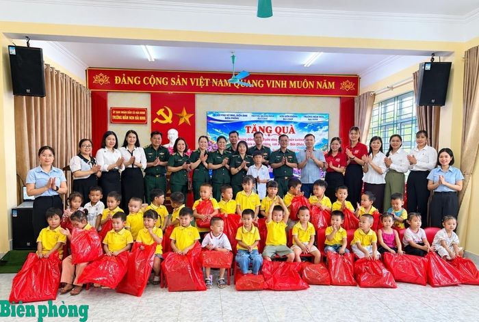 Ban Tổ chức chương trình trao tặng áo ấm cho học sinh Trường Mầm non Hải Ninh thuộc địa bàn Đồn Biên phòng Bắc Sơn quản lý. Ảnh: Bích Nguyên
